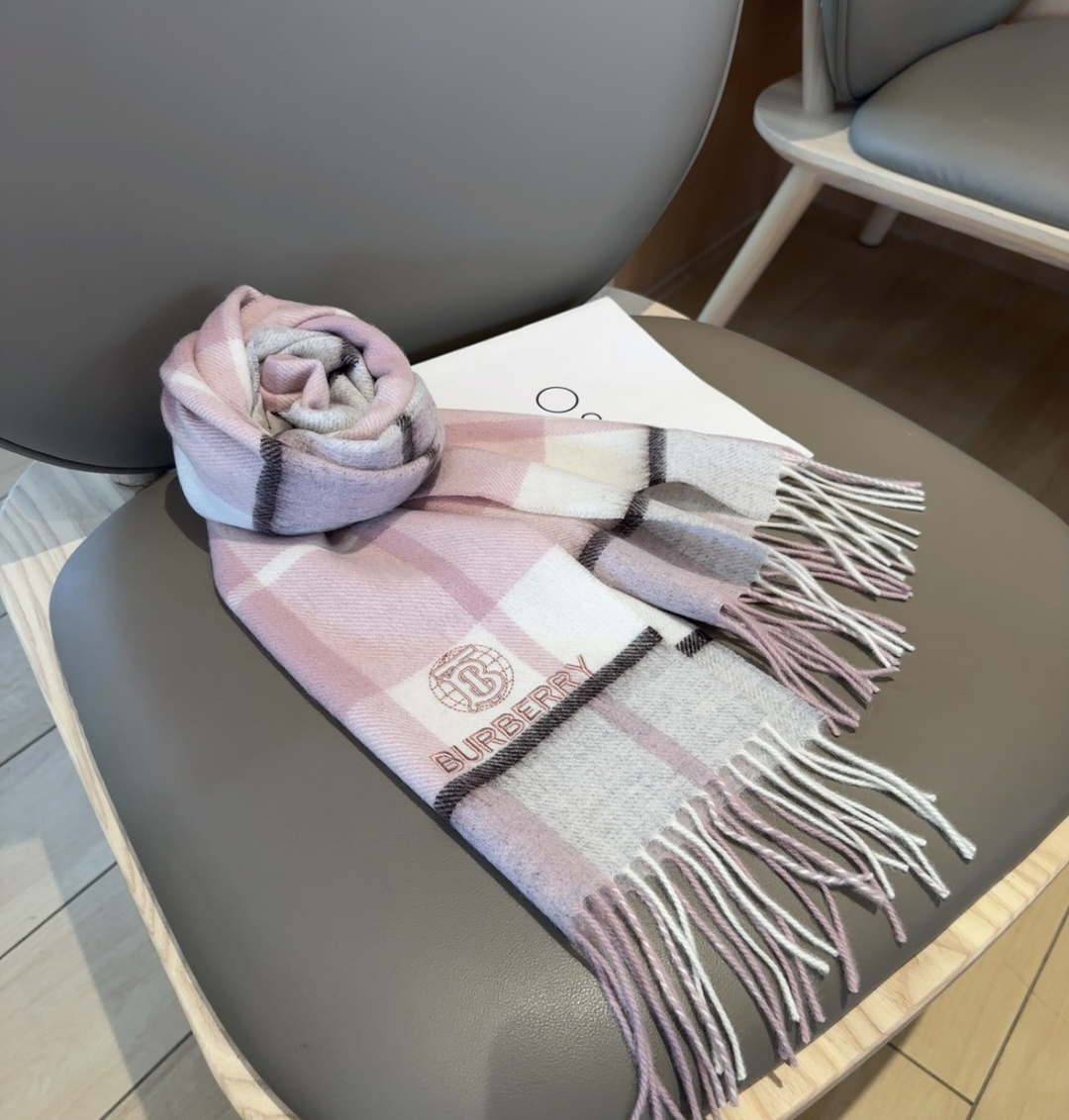 Burberry · 巴宝莉围巾❗️好看的要疯掉了，太有型太有魅力了❗️❗️非常斯文时尚的秋冬单品！真的