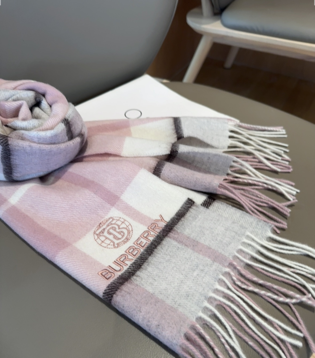 Burberry · 巴宝莉围巾❗️好看的要疯掉了，太有型太有魅力了❗️❗️非常斯文时尚的秋冬单品！真的