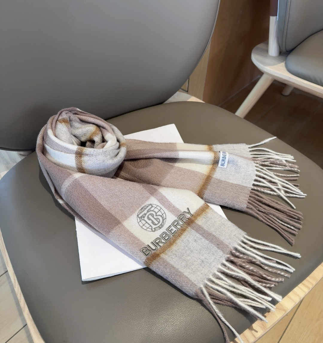 Burberry · 巴宝莉围巾❗️好看的要疯掉了，太有型太有魅力了❗️❗️非常斯文时尚的秋冬单品！真的