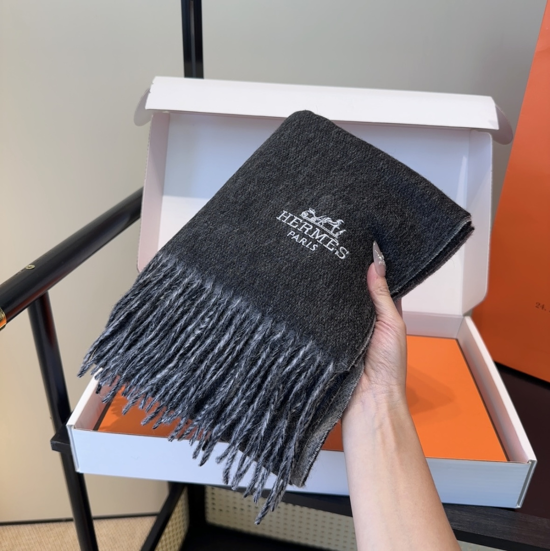 【▪️家属福利来了！！爱马仕高端重磅男士围巾！】怒赞推荐，激动~！！下手绝对要快，同步专柜，最高端的男士