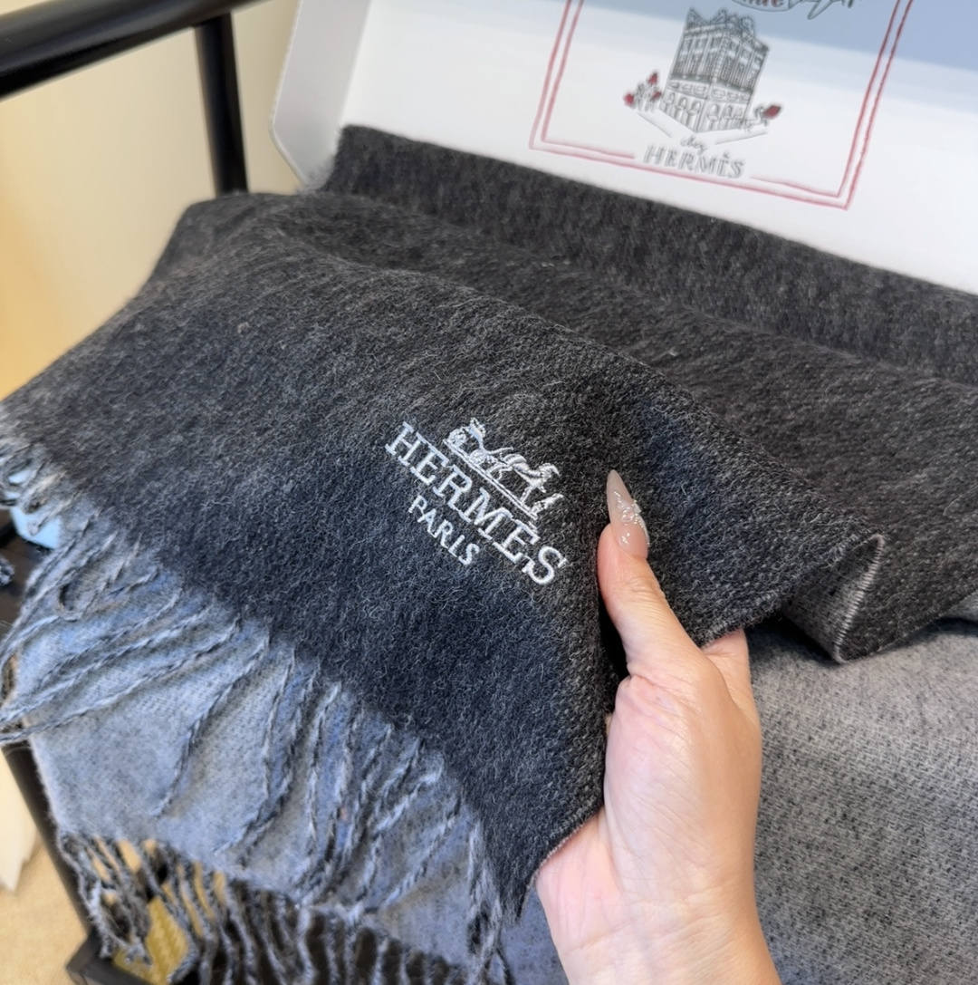 【▪️家属福利来了！！爱马仕高端重磅男士围巾！】怒赞推荐，激动~！！下手绝对要快，同步专柜，最高端的男士