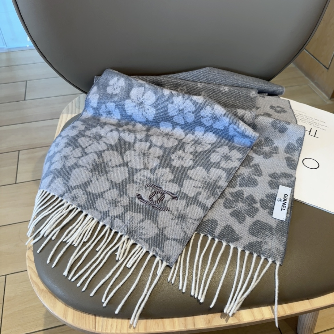 上新！2025秋冬香奈儿男女同款，同步，高端羊绒针织围巾！ 可正式，可随意，非常Classical的设计