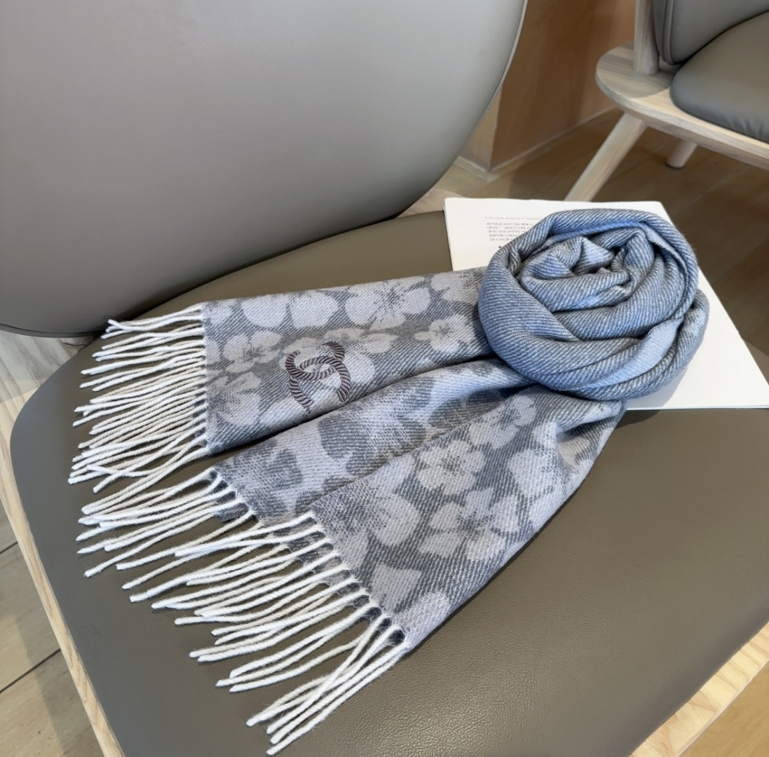 上新！2025秋冬香奈儿男女同款，同步，高端羊绒针织围巾！ 可正式，可随意，非常Classical的设计