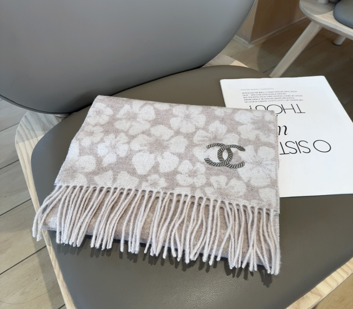 上新！2025秋冬香奈儿男女同款，同步，高端羊绒针织围巾！ 可正式，可随意，非常Classical的设计