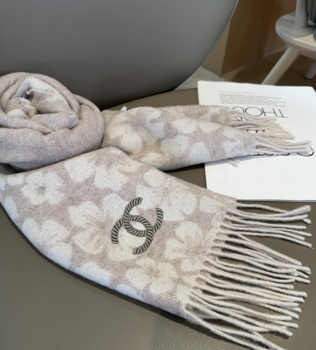 上新！2025秋冬香奈儿男女同款，同步，高端羊绒针织围巾！ 可正式，可随意，非常Classical的设计