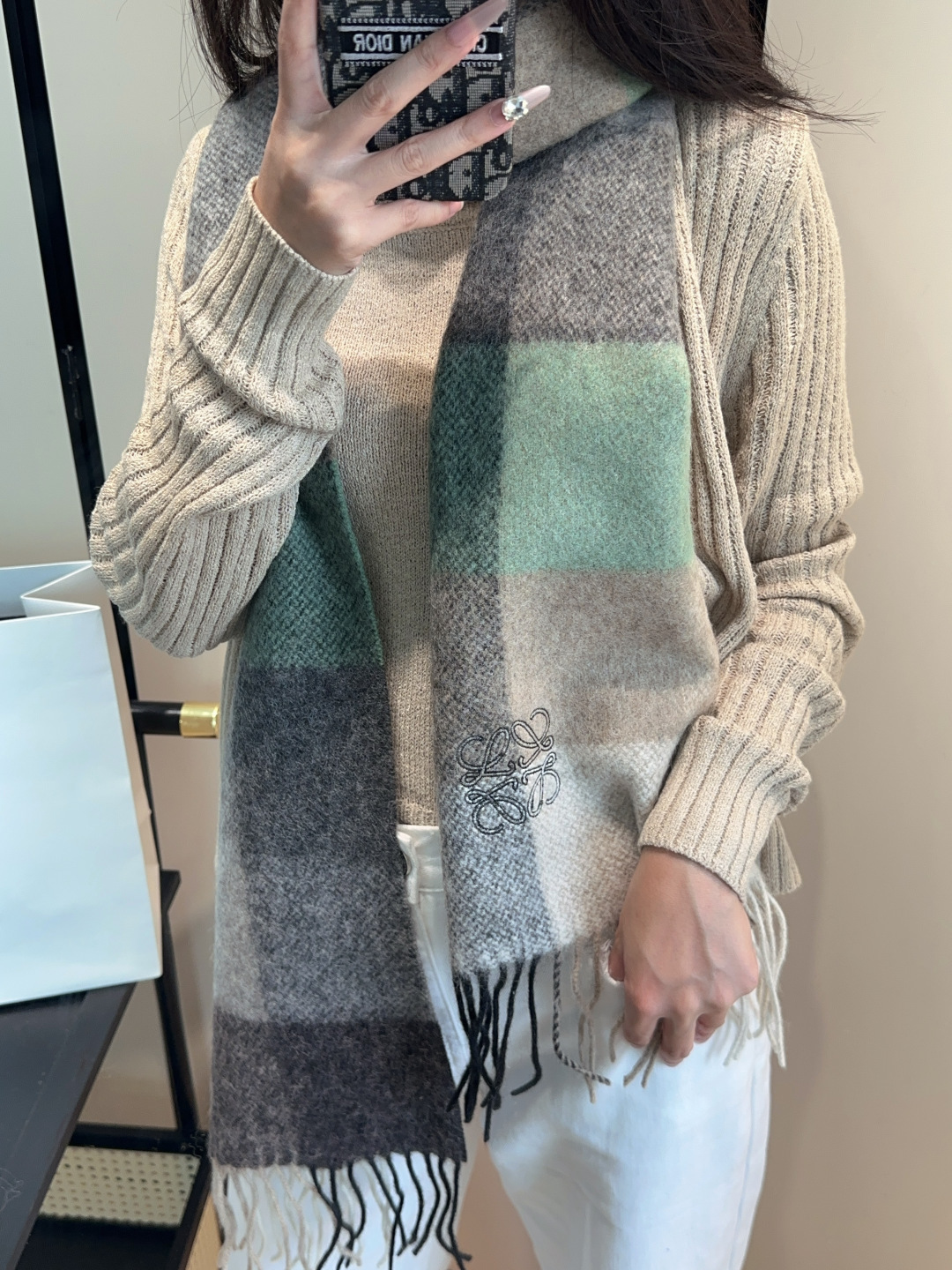 NO:678224,【Loewe ·  Loewe's rare and gentle color matching, low-key yet elegant] Highly recommend the double-sided color matching, a scarf with two styles, high-end, comfortable and fashionable temperament, a niche name, but full of big-name style, super Amway loewe's soft color that touches the heart  Beautiful scarf, extremely simple color with eye-catching color-changing logo, the finishing touch without losing the beauty, the pursuit of successful people, the color is absolute, a bit unique and fairy-like, the absolute choice for couples, the color is elegant, not enchanting, specifications 30x  180cm high version scarf, high version scarf, loewe, loewe19860909【Loewe · 罗意威难得一见的温柔配色,低调又不失优雅】重点推荐双面配色,一条围巾两种风格搭配,高级舒适时髦气质,名小众,却大牌范十足,超级安利loewe这款触动内心的柔美围巾,极其简单的颜色搭配抢眼的变色logo,点睛之笔确又不失美感,成功人士的追求,色彩绝对,有点独有的仙气,绝对的情侣款不二之选,颜色淡雅,不妖娆规格30x 180cm高版本围巾,高版本围巾,loewe,loewe,scarf