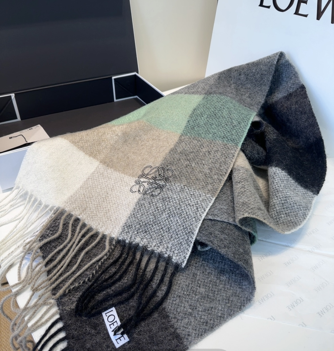【▪Loewe · 罗意威难得一见的温柔配色，低调又不失优雅❗】重点推荐❗双面配色，一条围巾两种风格搭配