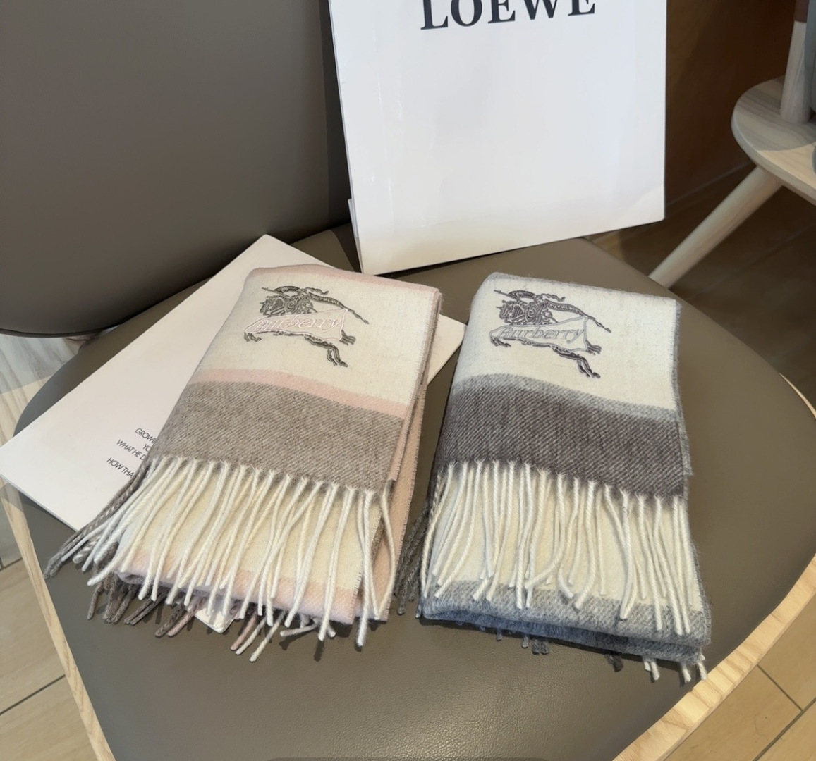 Burberry · 巴宝莉围巾❗️好看的要疯掉了，太有型太有魅力了❗️❗️非常斯文时尚的秋冬单品！真的