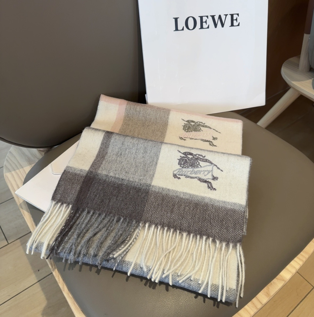 Burberry · 巴宝莉围巾❗️好看的要疯掉了，太有型太有魅力了❗️❗️非常斯文时尚的秋冬单品！真的