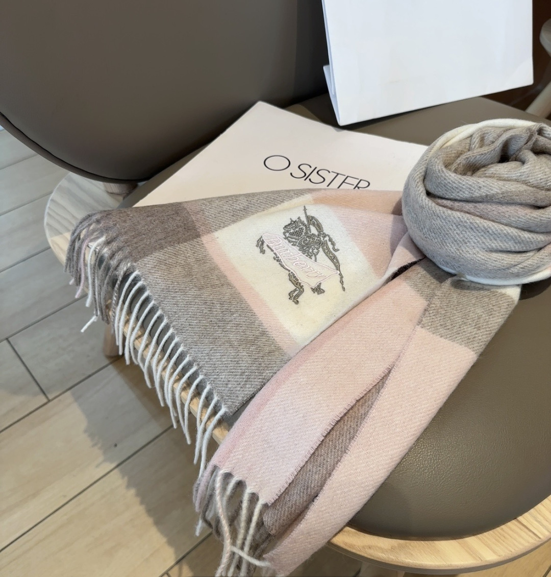 Burberry · 巴宝莉围巾❗️好看的要疯掉了，太有型太有魅力了❗️❗️非常斯文时尚的秋冬单品！真的