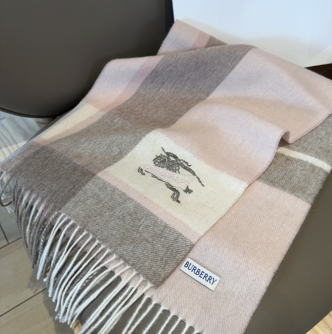 Burberry · 巴宝莉围巾❗️好看的要疯掉了，太有型太有魅力了❗️❗️非常斯文时尚的秋冬单品！真的