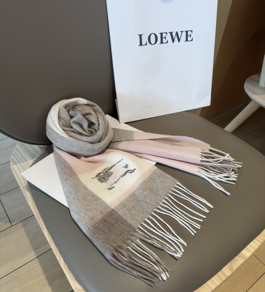 Burberry · 巴宝莉围巾❗️好看的要疯掉了，太有型太有魅力了❗️❗️非常斯文时尚的秋冬单品！真的