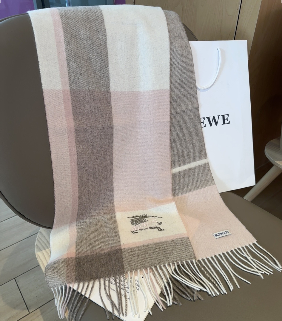 Burberry · 巴宝莉围巾❗️好看的要疯掉了，太有型太有魅力了❗️❗️非常斯文时尚的秋冬单品！真的
