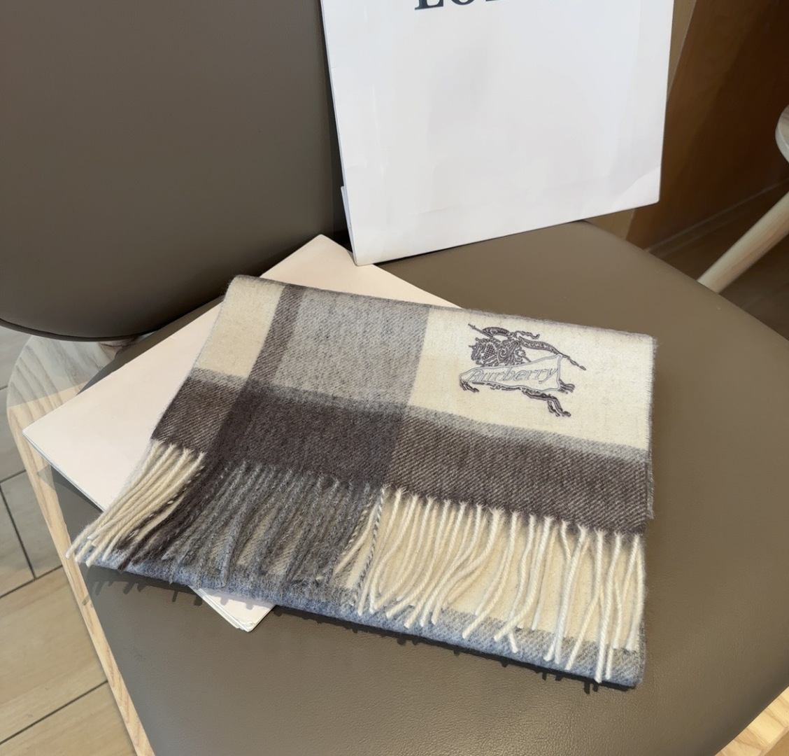 Burberry · 巴宝莉围巾❗️好看的要疯掉了，太有型太有魅力了❗️❗️非常斯文时尚的秋冬单品！真的