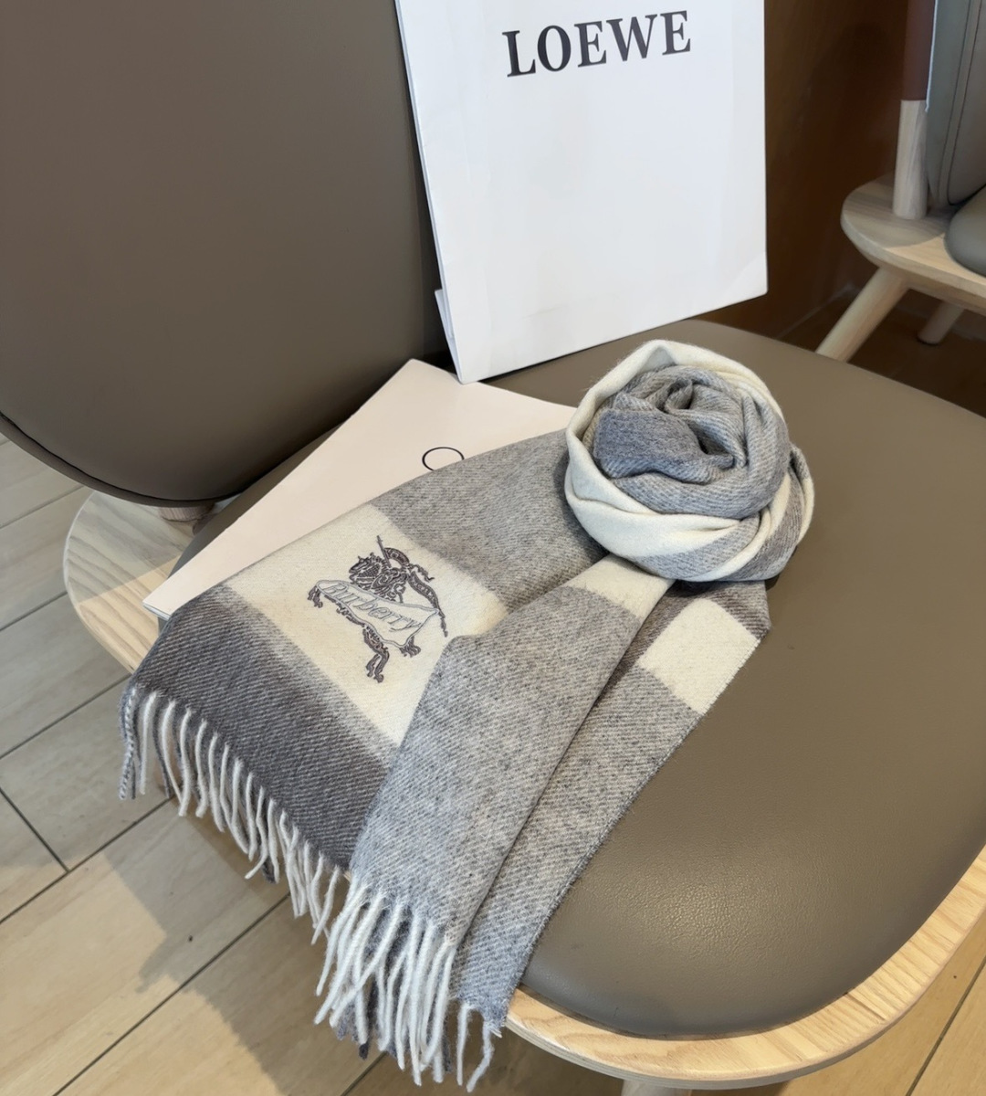 Burberry · 巴宝莉围巾❗️好看的要疯掉了，太有型太有魅力了❗️❗️非常斯文时尚的秋冬单品！真的