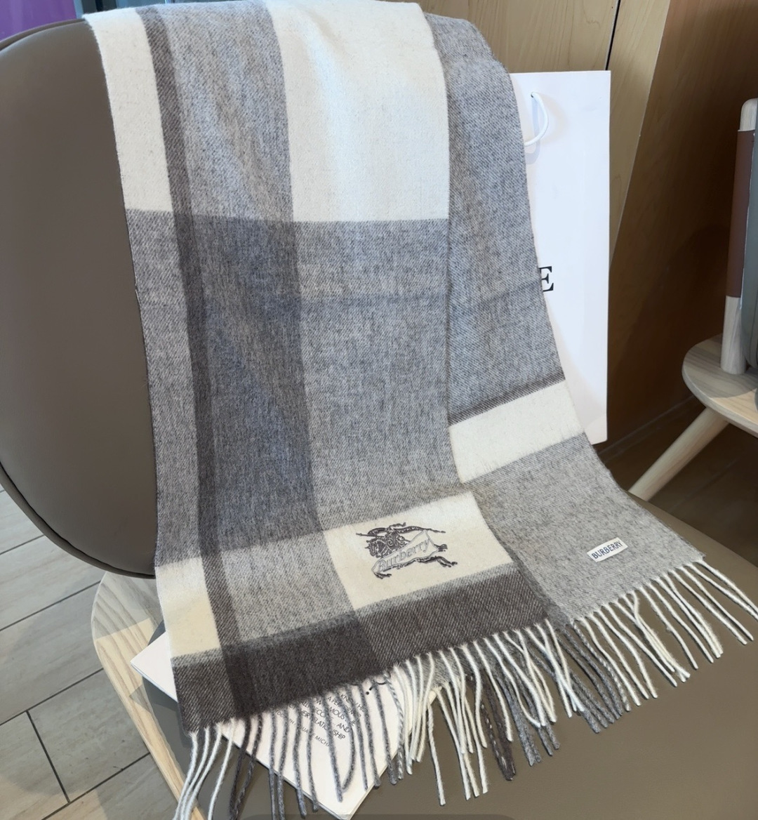 Burberry · 巴宝莉围巾❗️好看的要疯掉了，太有型太有魅力了❗️❗️非常斯文时尚的秋冬单品！真的