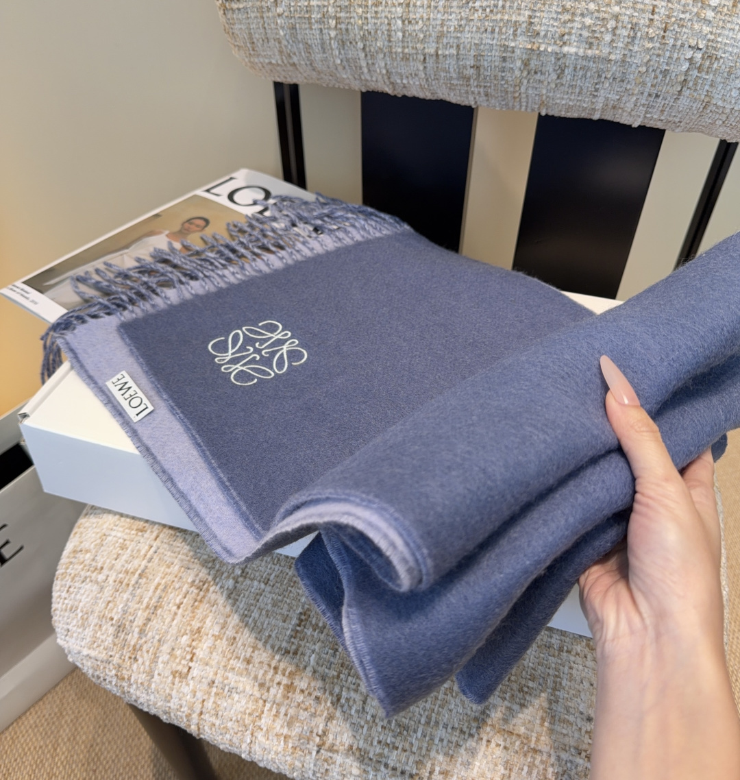 【▪Loewe · 罗意威难得一见的温柔配色，低调又不失优雅❗】重点推荐❗双面配色，一条围巾两种风格搭配