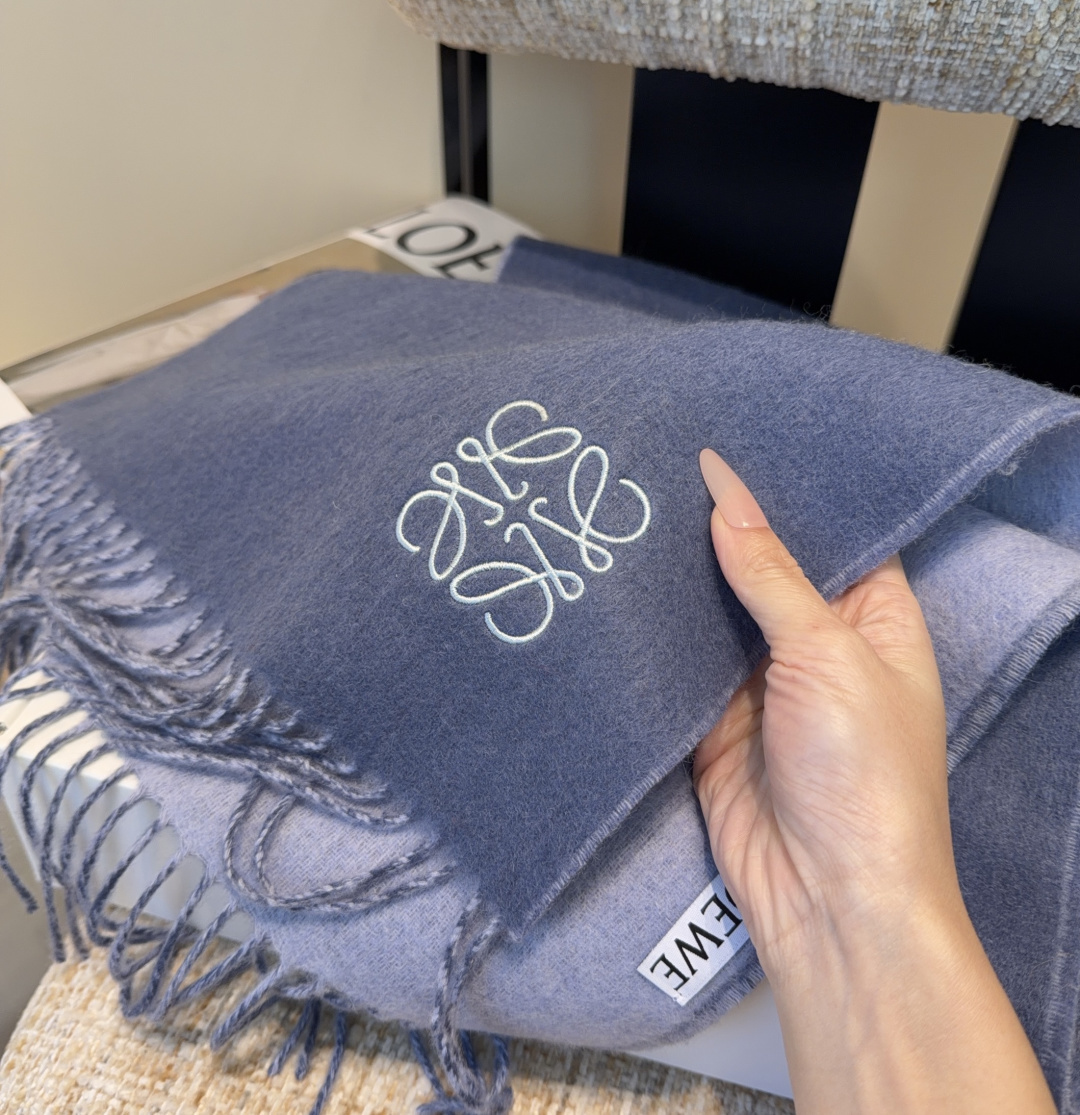 【▪Loewe · 罗意威难得一见的温柔配色，低调又不失优雅❗】重点推荐❗双面配色，一条围巾两种风格搭配