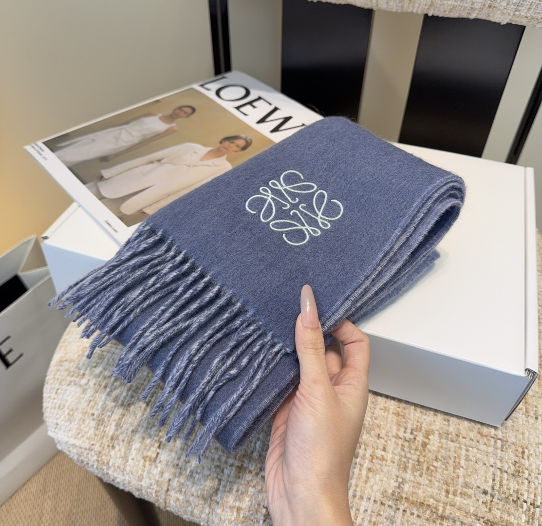 【▪Loewe · 罗意威难得一见的温柔配色，低调又不失优雅❗】重点推荐❗双面配色，一条围巾两种风格搭配