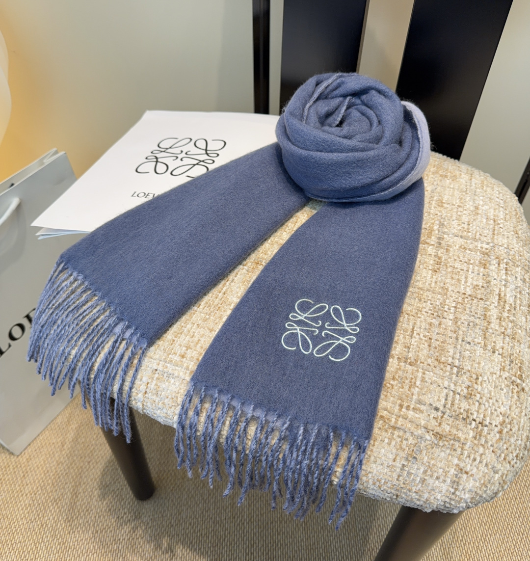 【▪Loewe · 罗意威难得一见的温柔配色，低调又不失优雅❗】重点推荐❗双面配色，一条围巾两种风格搭配