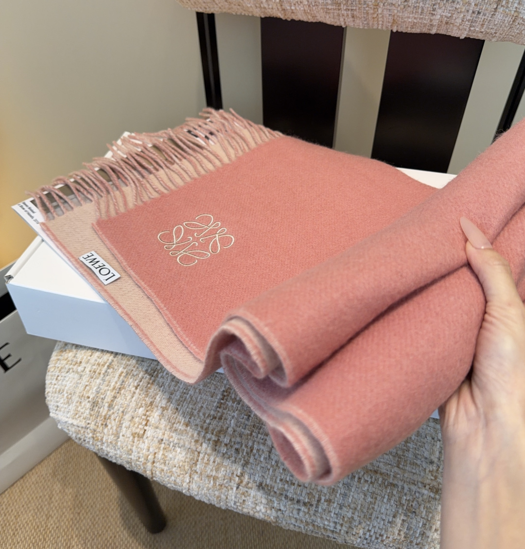 【▪Loewe · 罗意威难得一见的温柔配色，低调又不失优雅❗】重点推荐❗双面配色，一条围巾两种风格搭配