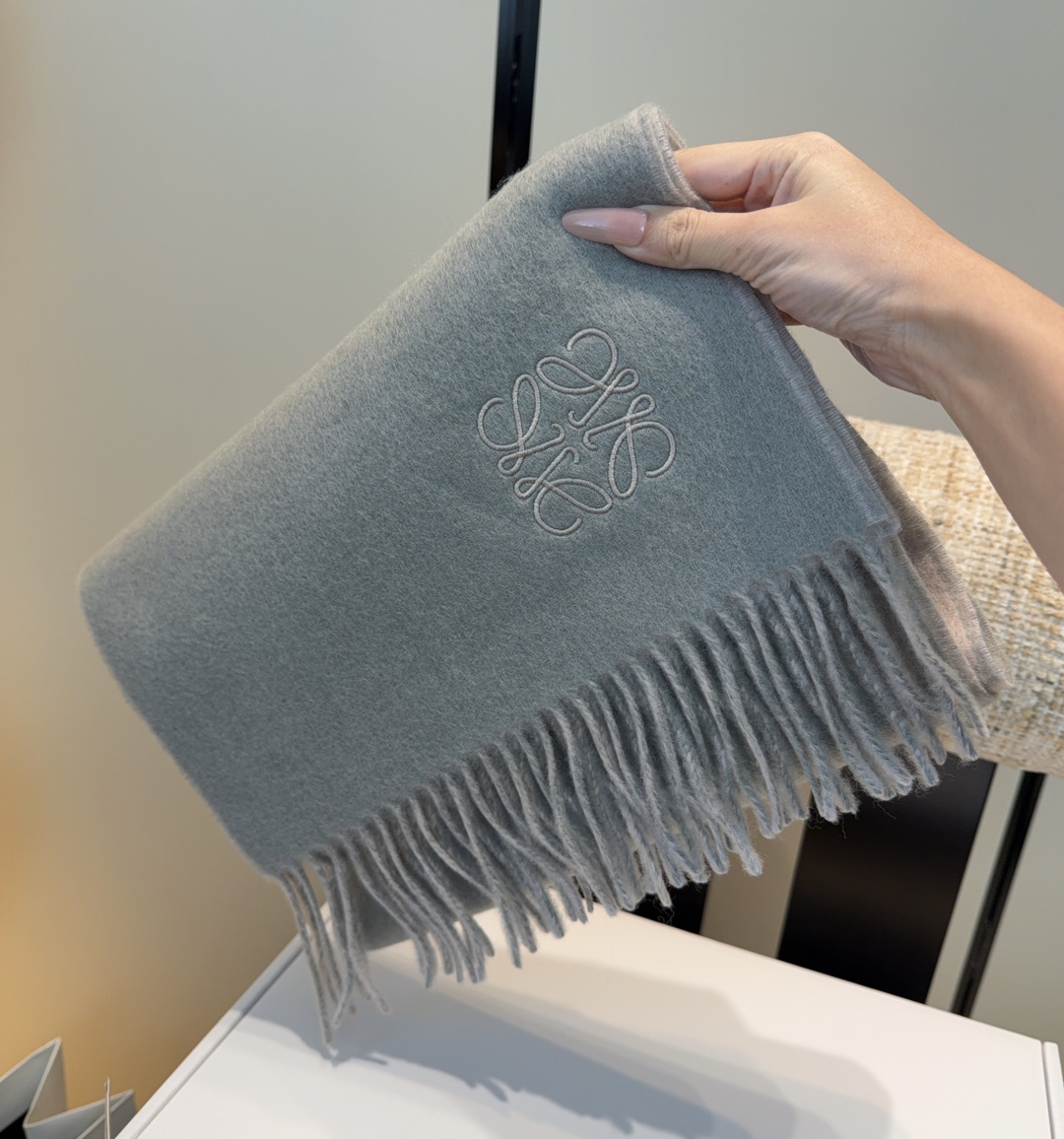 【▪Loewe · 罗意威难得一见的温柔配色，低调又不失优雅❗】重点推荐❗双面配色，一条围巾两种风格搭配