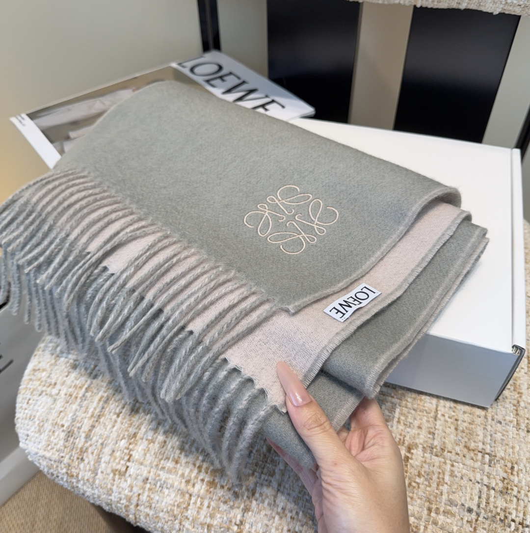 【▪Loewe · 罗意威难得一见的温柔配色，低调又不失优雅❗】重点推荐❗双面配色，一条围巾两种风格搭配