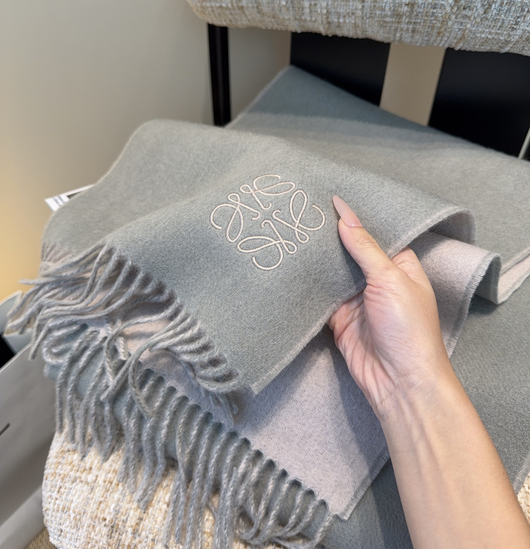 【▪Loewe · 罗意威难得一见的温柔配色，低调又不失优雅❗】重点推荐❗双面配色，一条围巾两种风格搭配