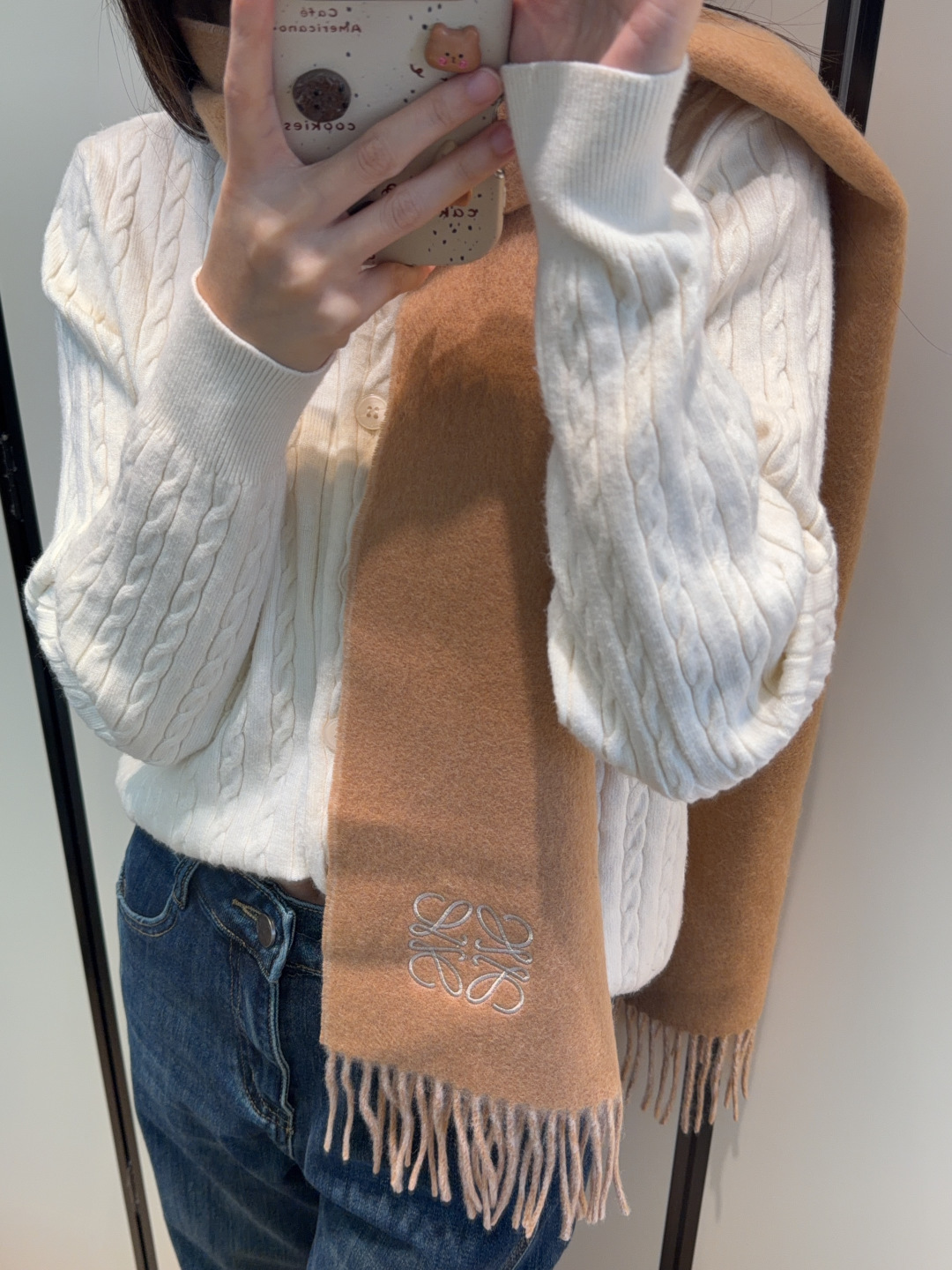 NO:678097,【Loewe ·  Loewe's rare and gentle color matching, low-key yet elegant] Highly recommend the double-sided color matching, a scarf with two styles, high-end, comfortable and fashionable temperament, a niche name, but full of big-name style, super Amway loewe's soft color that touches the heart  Beautiful scarf, extremely simple color with eye-catching color-changing logo, the finishing touch without losing the beauty, the pursuit of successful people, the color is absolute, a bit unique and fairy-like, the absolute choice for couples, the color is elegant, not enchanting, specifications 30x  180cm high version scarf, high version scarf, loewe, loewe19860909【Loewe · 罗意威难得一见的温柔配色,低调又不失优雅】重点推荐双面配色,一条围巾两种风格搭配,高级舒适时髦气质,名小众,却大牌范十足,超级安利loewe这款触动内心的柔美围巾,极其简单的颜色搭配抢眼的变色logo,点睛之笔确又不失美感,成功人士的追求,色彩绝对,有点独有的仙气,绝对的情侣款不二之选,颜色淡雅,不妖娆规格30x 180cm高版本围巾,高版本围巾,loewe,loewe,scarf