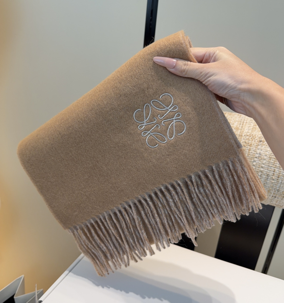 【▪Loewe · 罗意威难得一见的温柔配色，低调又不失优雅❗】重点推荐❗双面配色，一条围巾两种风格搭配