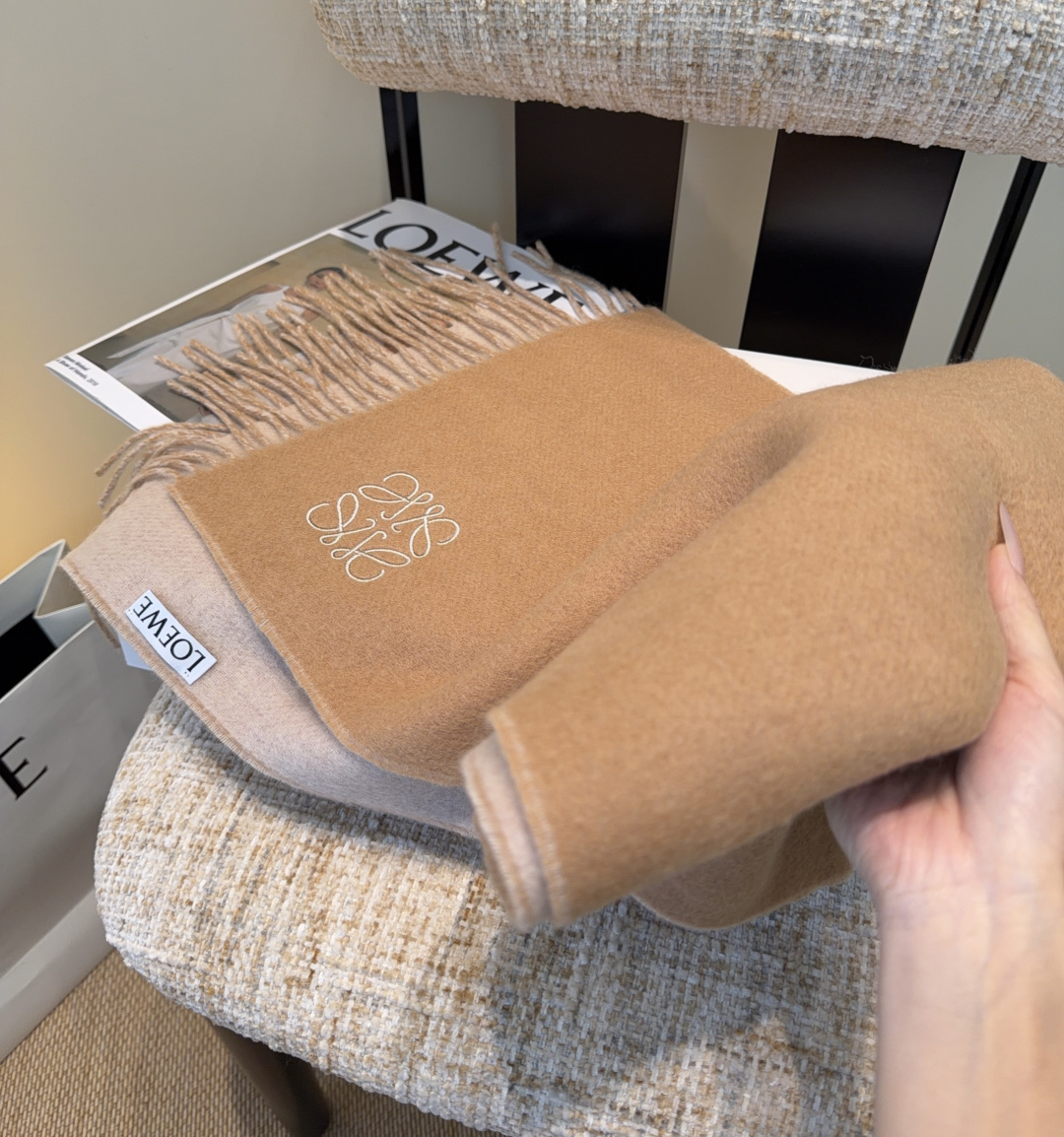 【▪Loewe · 罗意威难得一见的温柔配色，低调又不失优雅❗】重点推荐❗双面配色，一条围巾两种风格搭配