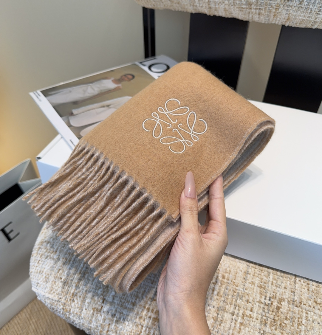 【▪Loewe · 罗意威难得一见的温柔配色，低调又不失优雅❗】重点推荐❗双面配色，一条围巾两种风格搭配