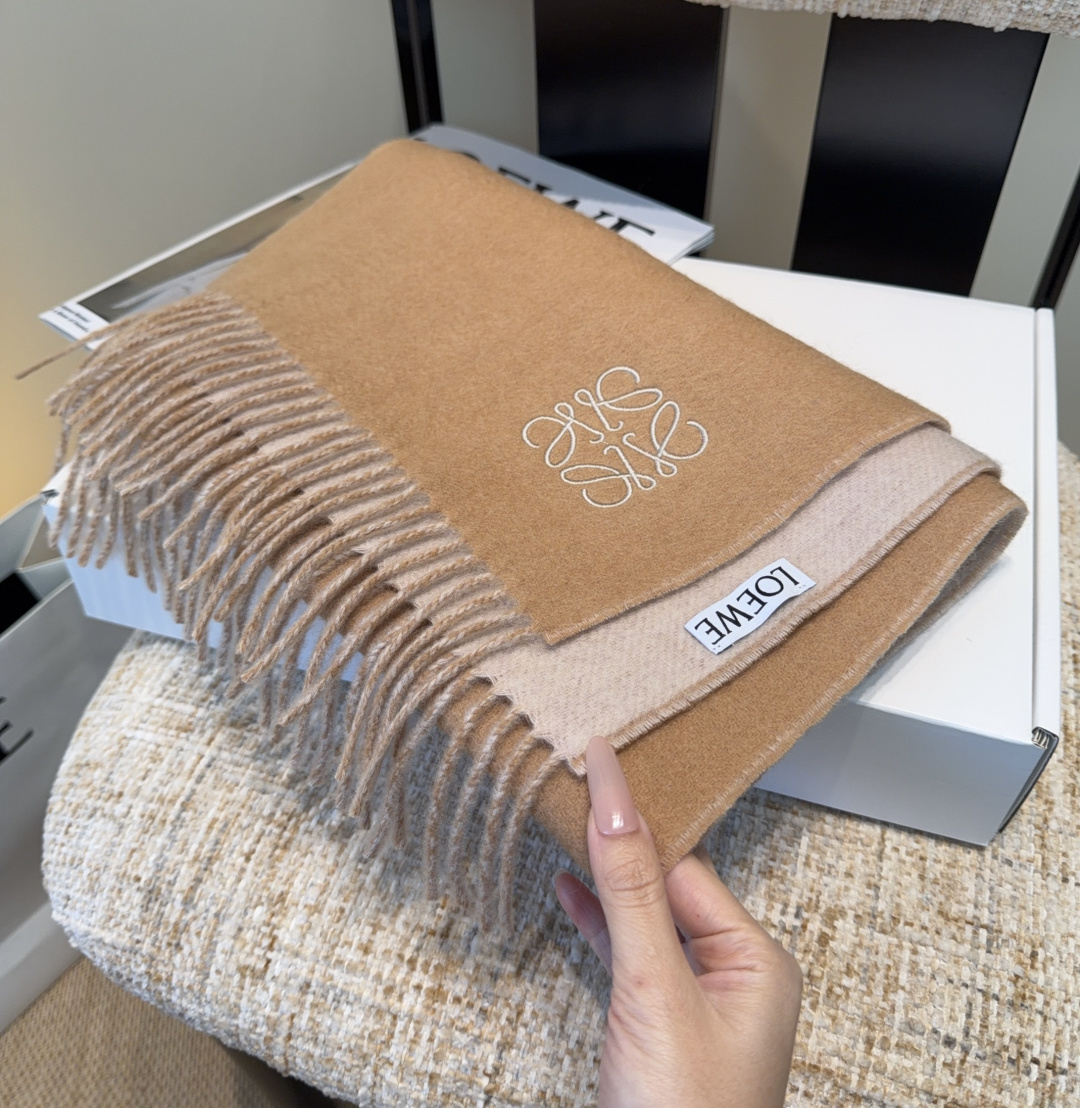 【▪Loewe · 罗意威难得一见的温柔配色，低调又不失优雅❗】重点推荐❗双面配色，一条围巾两种风格搭配