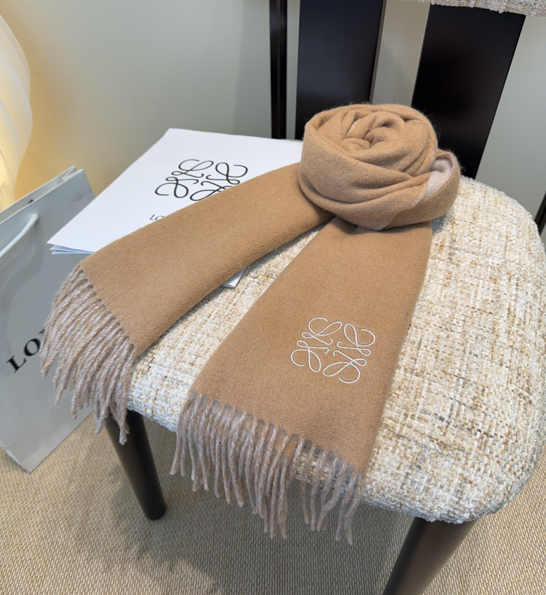 【▪Loewe · 罗意威难得一见的温柔配色，低调又不失优雅❗】重点推荐❗双面配色，一条围巾两种风格搭配