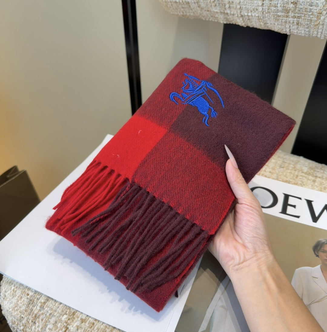 Burberry · 巴宝莉围巾❗️好看的要疯掉了，太有型太有魅力了❗️❗️非常斯文时尚的秋冬单品！真的