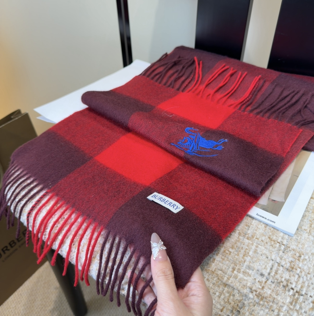 Burberry · 巴宝莉围巾❗️好看的要疯掉了，太有型太有魅力了❗️❗️非常斯文时尚的秋冬单品！真的