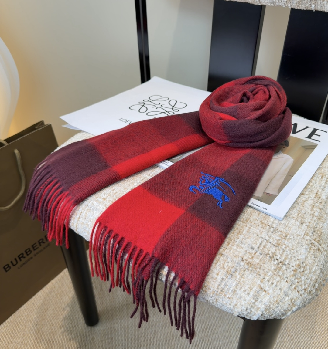 Burberry · 巴宝莉围巾❗️好看的要疯掉了，太有型太有魅力了❗️❗️非常斯文时尚的秋冬单品！真的