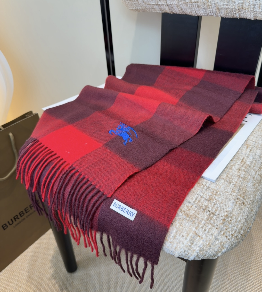 Burberry · 巴宝莉围巾❗️好看的要疯掉了，太有型太有魅力了❗️❗️非常斯文时尚的秋冬单品！真的