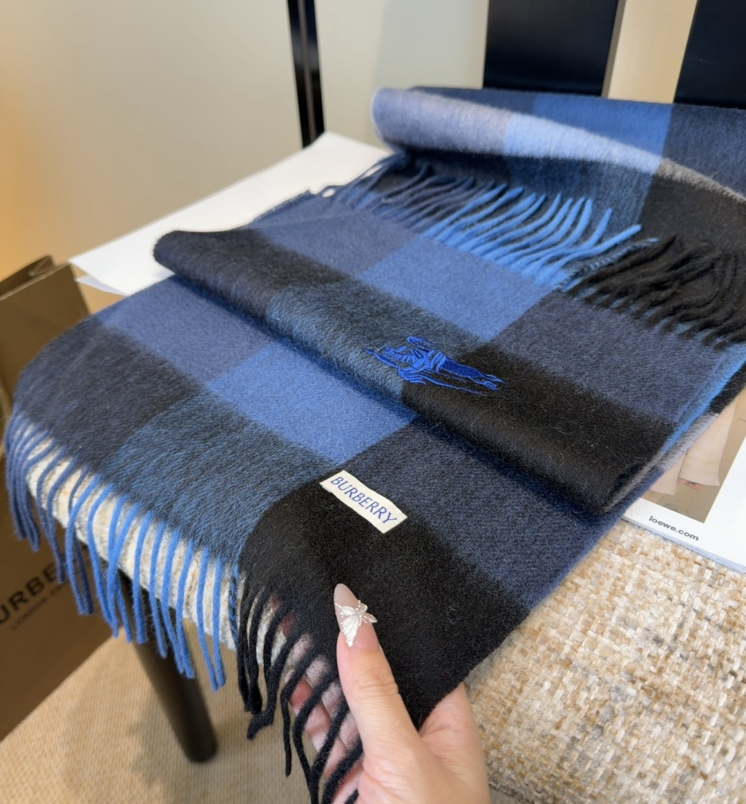 Burberry · 巴宝莉围巾❗️好看的要疯掉了，太有型太有魅力了❗️❗️非常斯文时尚的秋冬单品！真的