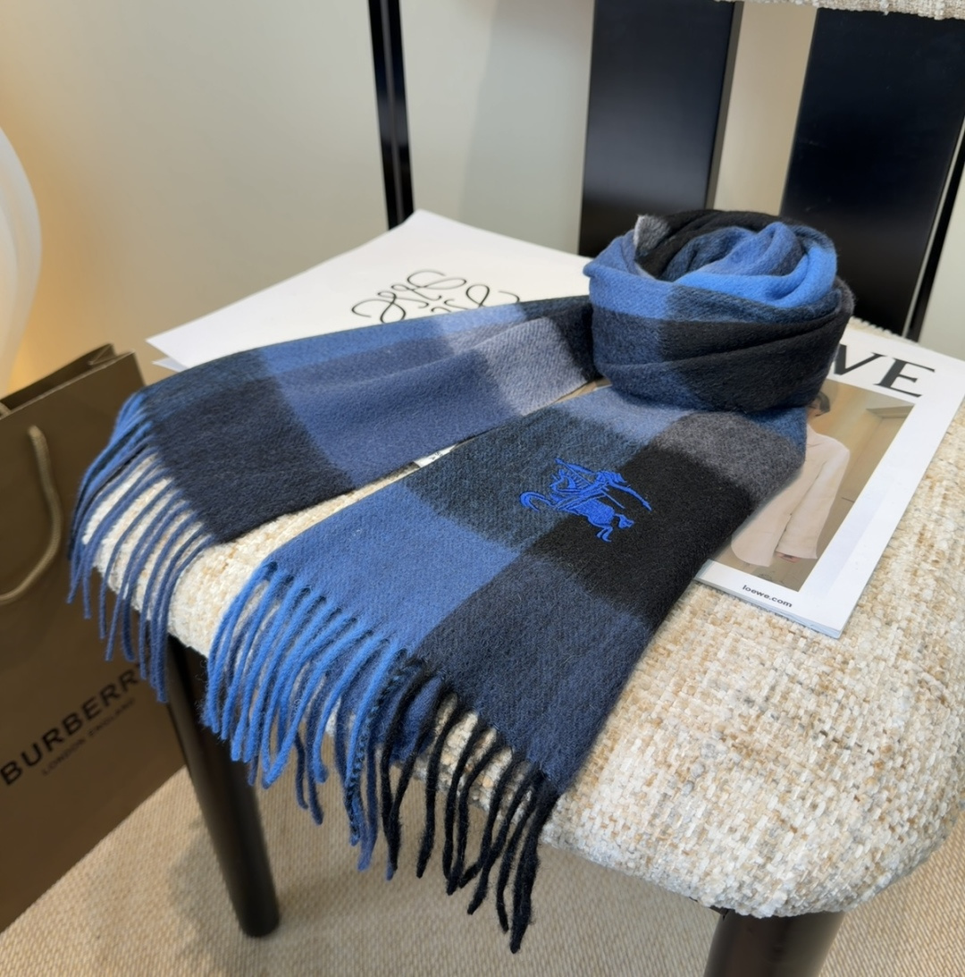 Burberry · 巴宝莉围巾❗️好看的要疯掉了，太有型太有魅力了❗️❗️非常斯文时尚的秋冬单品！真的