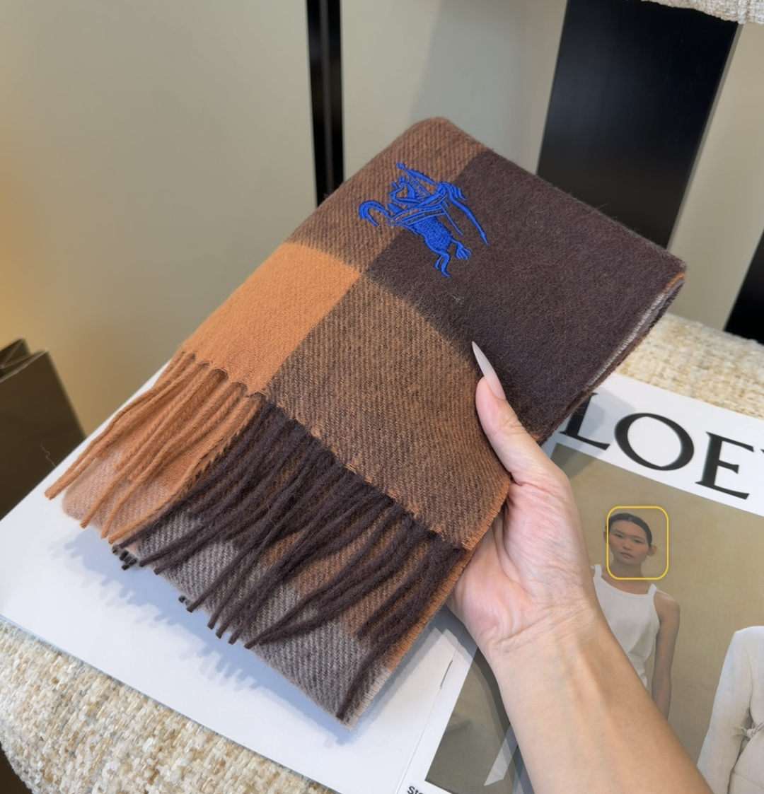 Burberry · 巴宝莉围巾❗️好看的要疯掉了，太有型太有魅力了❗️❗️非常斯文时尚的秋冬单品！真的