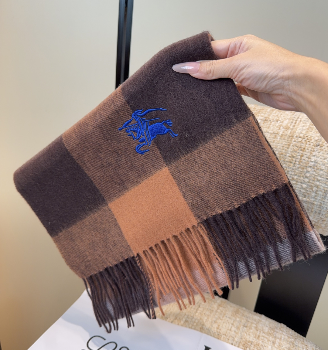 Burberry · 巴宝莉围巾❗️好看的要疯掉了，太有型太有魅力了❗️❗️非常斯文时尚的秋冬单品！真的