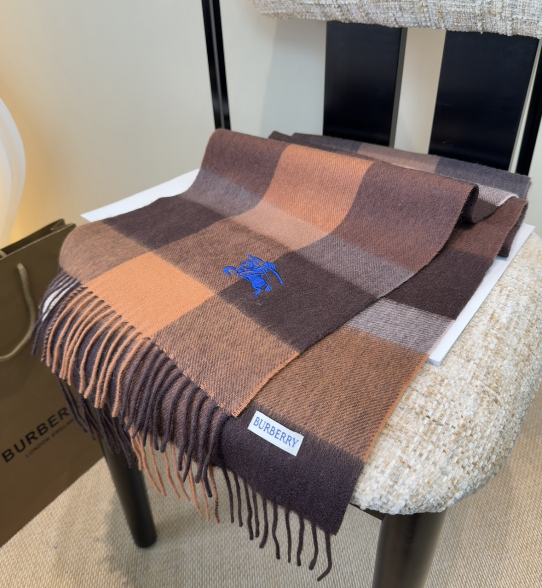 Burberry · 巴宝莉围巾❗️好看的要疯掉了，太有型太有魅力了❗️❗️非常斯文时尚的秋冬单品！真的