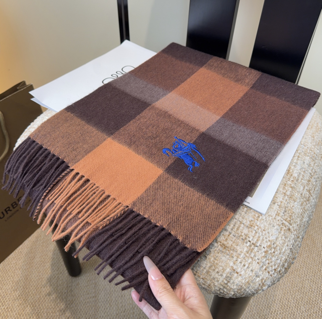 Burberry · 巴宝莉围巾❗️好看的要疯掉了，太有型太有魅力了❗️❗️非常斯文时尚的秋冬单品！真的