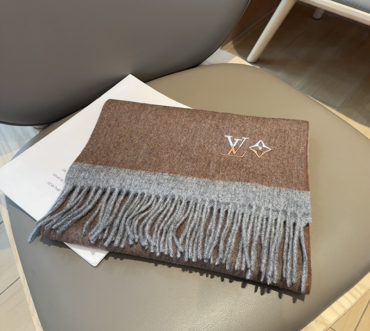 Lv围巾❗️好看的要疯掉了，太有型太有魅力了❗️❗️非常斯文时尚的秋冬单品！真的很喜欢，非常Classi