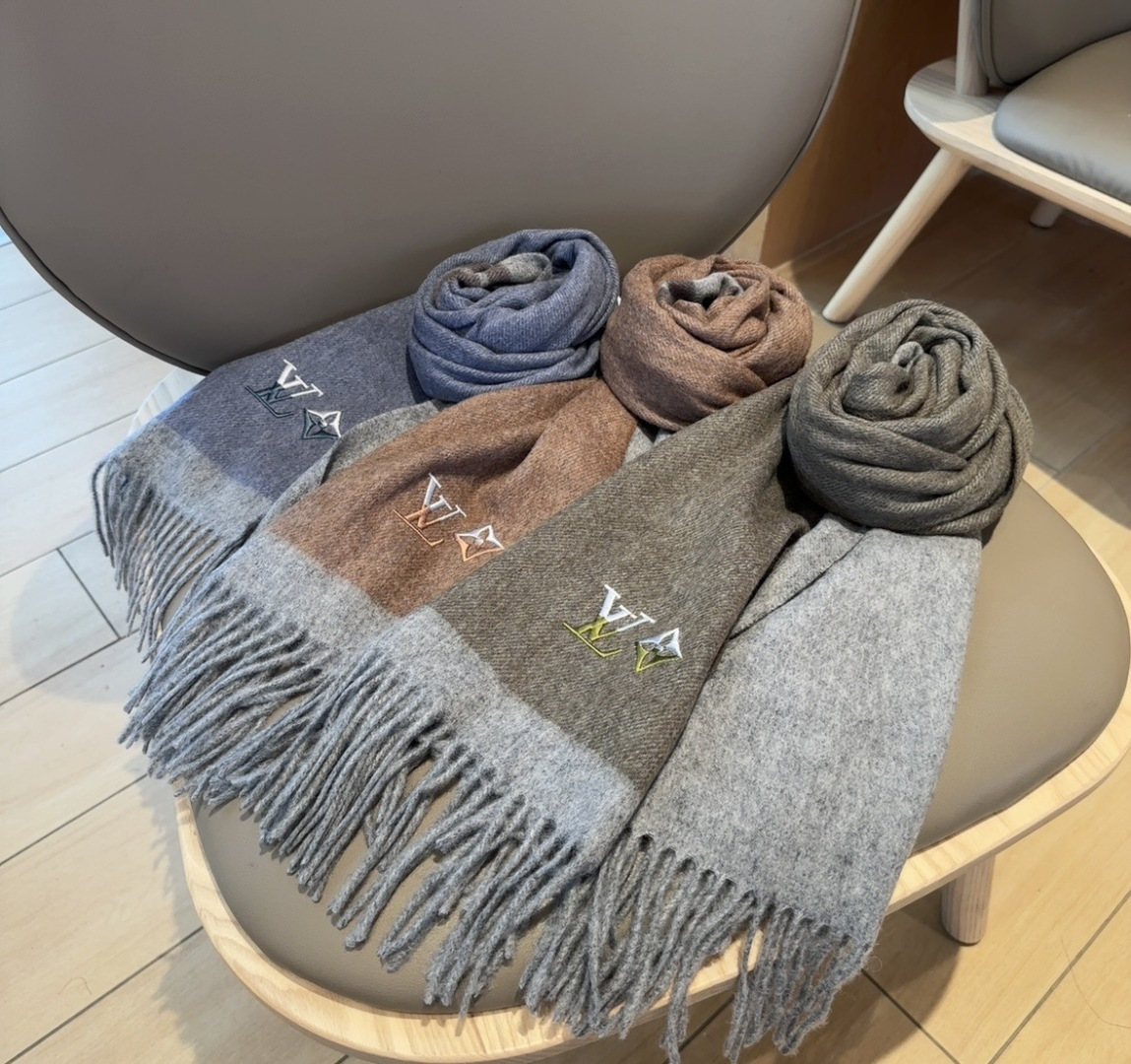 Lv围巾❗️好看的要疯掉了，太有型太有魅力了❗️❗️非常斯文时尚的秋冬单品！真的很喜欢，非常Classi