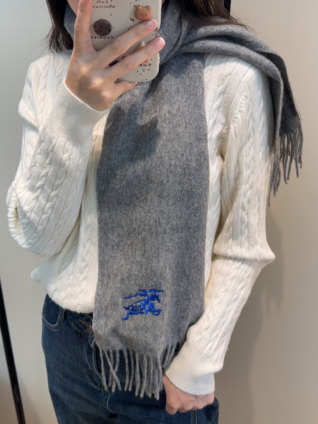 NO:678109,Burberry scarves are crazy beautiful, so stylish and charming, a very elegant and fashionable autumn and winter item!  I really like it, it’s a very classic men’s design. The men’s items are small but refined, and the feel is really amazing. The effect on the upper body is really good, no matter how you wear it, it looks good!  !  This style is really worth buying with your eyes closed, and it can be easily worn by any age group!  !  !  30*180cm high version scarf, high version scarf, burberry19860909巴宝莉围巾好看的要疯掉了,太有型太有魅力了非常斯文时尚的秋冬单品！真的很喜欢,非常Classical的男款设计.男人的东西少而精手感真的绝了上身效果真的随便怎么围都好看！！这种款式真的闭着眼买,任何年龄层都轻松驾驭！！！30*180cm高版本围巾,高版本围巾,burberry,scarf