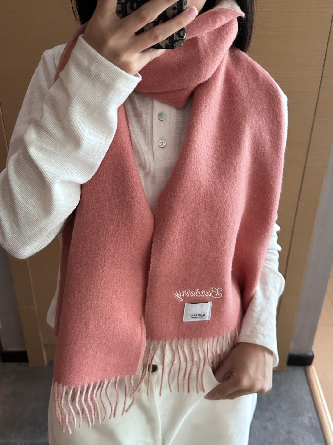 NO:678128,Burberry · Burberry scarf is so beautiful that it’s so stylish and charming. It’s a very elegant and fashionable autumn and winter item!  I really like it, it’s a very classic men’s design. The men’s items are small but refined, and the feel is really amazing. The effect on the upper body is really good, no matter how you wear it, it looks good!  !  This style is really worth buying with your eyes closed, and it can be easily worn by any age group!  !  !  30*180cm high version scarf, high version scarf, burberry, burberry19860909Burberry · 巴宝莉围巾好看的要疯掉了,太有型太有魅力了非常斯文时尚的秋冬单品！真的很喜欢,非常Classical的男款设计.男人的东西少而精手感真的绝了上身效果真的随便怎么围都好看！！这种款式真的闭着眼买,任何年龄层都轻松驾驭！！！30*180cm高版本围巾,高版本围巾,burberry,burberry,scarf