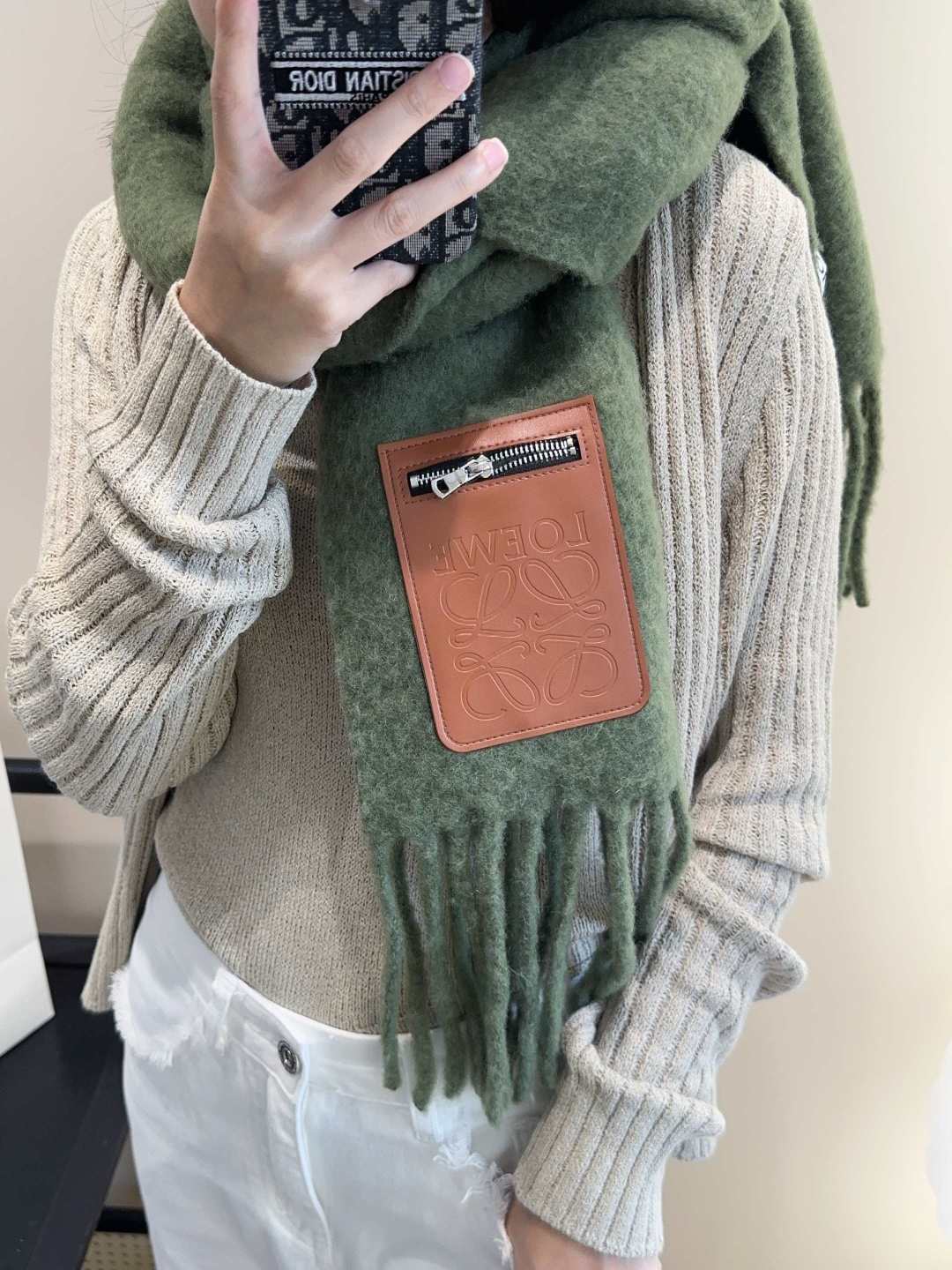 NO:678096,Loewe's super beautiful new mohair scarf!  Highly recommended to buy!  】Good quality goods!  The main mohair scarf ~ it is said that it is very difficult to buy!  !  I typed it many times!  Finally shipped, closest to the original version, no pressure in and out of the counter, the workmanship is very exquisite and substantial, and our price is really worth it!  The biggest feeling of this scarf is that it is super soft and comfortable, and has a very airy and fluffy feel!  !  !  The texture unique to mohair’s special craftsmanship is really beautiful!  The quantity is limited, and there is no guarantee that it will be available at any time. As long as the economy allows, you can take whatever you want!  !  Crazy but not picky, crazy temperament!  Whoever surrounds you has temperament!  !  I really hope you don’t miss this style. 40*185225g50 mohair 48 wool 2 nylon high version scarf, high version scarf, loewe19860909罗意威超美新款马海毛围巾！超级推荐入手！】质感好货！主打的马海毛围巾~据说超难买哦！！打了好多次版！终于出货 最接近原版 进出专柜无压力做工非常精致,很有分量,我们的价格真的超级值！这个围巾最大的感触就是:超级柔软舒服,并且很有空气蓬松感！！！马海毛特殊工艺特有的质感真的太美了！数量有限,不保证随时有货~只要经济允许,任意收！！狂不挑人,狂气质！谁围谁有气质！！真的希望大家不要错过这样的款式. 40*185225g50马海毛 48羊毛2锦纶高版本围巾,高版本围巾,loewe,scarf