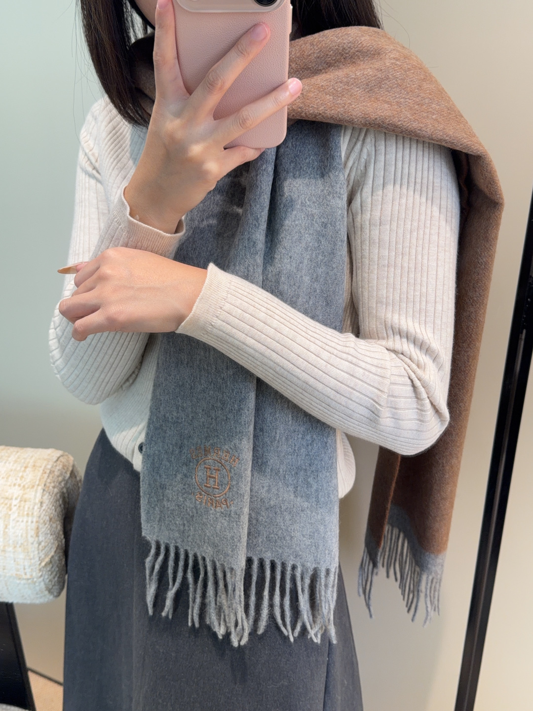 NO:678125,Hermes 2025 ·  Hermès, a rare gentle color matching, low-key yet elegant] Highly recommend the bilateral color matching, a scarf with two styles, high-end, comfortable and fashionable temperament, full of big-name style, Super Amway Big H, this soft scarf that touches the heart, extremely simple color with low-key H embroidered logo, the finishing touch without losing the beauty, the pursuit of successful people, the color is absolute, a bit unique fairy spirit, the absolute choice for couples, the color is elegant, not enchanting Specifications 35x  190cm high version scarf, high version scarf, hermes, hermes198609092025年Hermes · 爱马仕,难得一见的温柔配色,低调又不失优雅】重点推荐双边配色,一条围巾两种风格搭配,高级舒适时髦气质,大牌范十足,超级安利大H这款触动内心的柔美围巾,极其简单的颜色搭配低调的H刺绣logo,点睛之笔确又不失美感,成功人士的追求,色彩绝对,有点独有的仙气,绝对的情侣款不二之选,颜色淡雅,不妖娆规格35x 190cm高版本围巾,高版本围巾,hermes,hermes,scarf